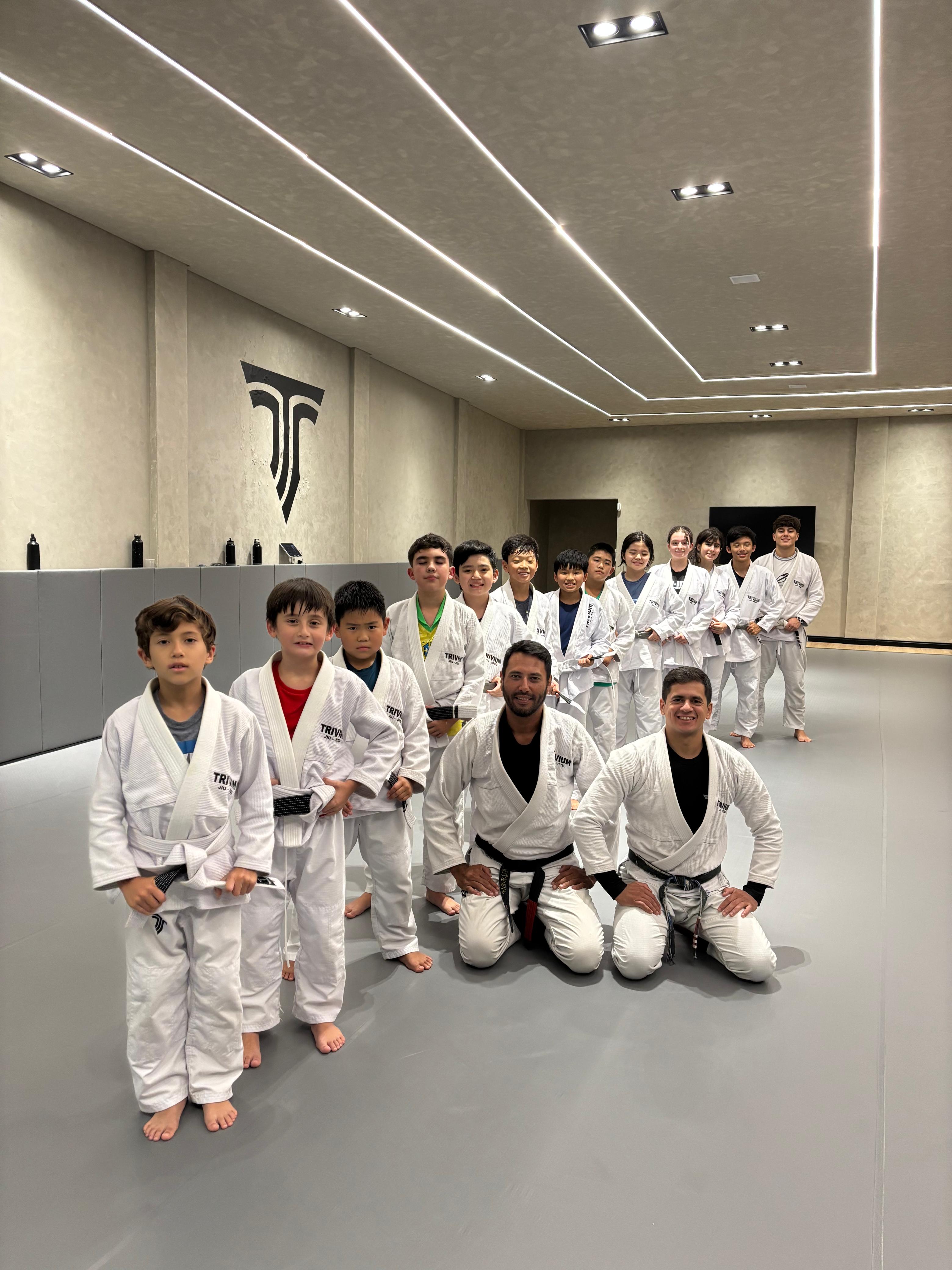 Aulas de jiu-jitsu para crianças, ensinando disciplina e respeito