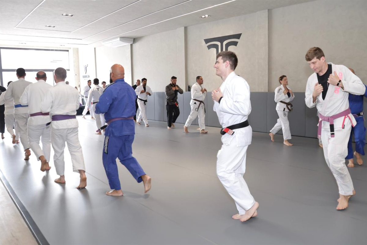 Professor da Trivium demonstrando uma técnica de jiu-jitsu para os alunos