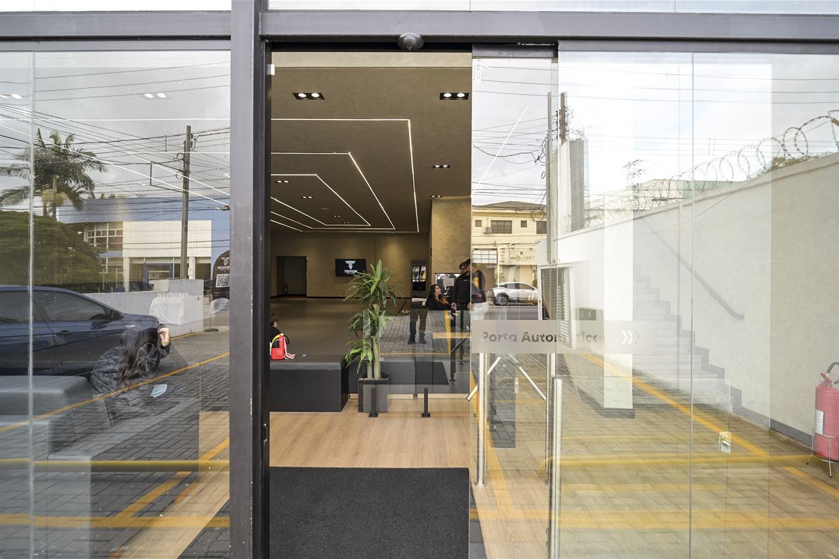 Porta de vidro automática na entrada da Trivium Jiu-Jitsu, na Av. do Cursino