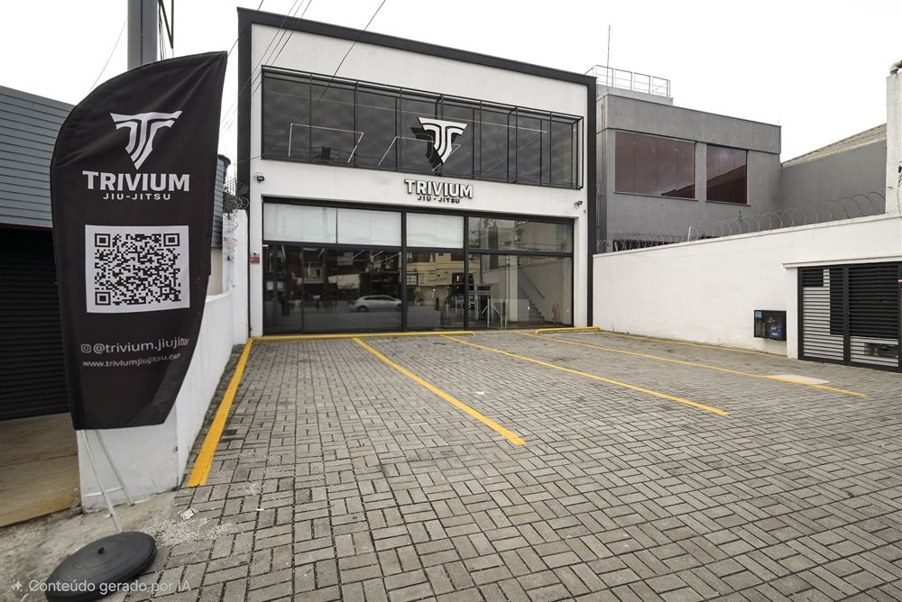 Estacionamento próprio da Trivium Jiu-Jitsu, com vagas demarcadas em frente à fachada da academia
